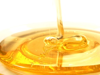 Почему мёд медленно вытекает и вытягивается в «нити»? Ответ найден!