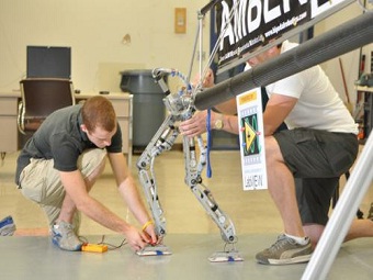 Робот Amber2 освоил человеческую походку
